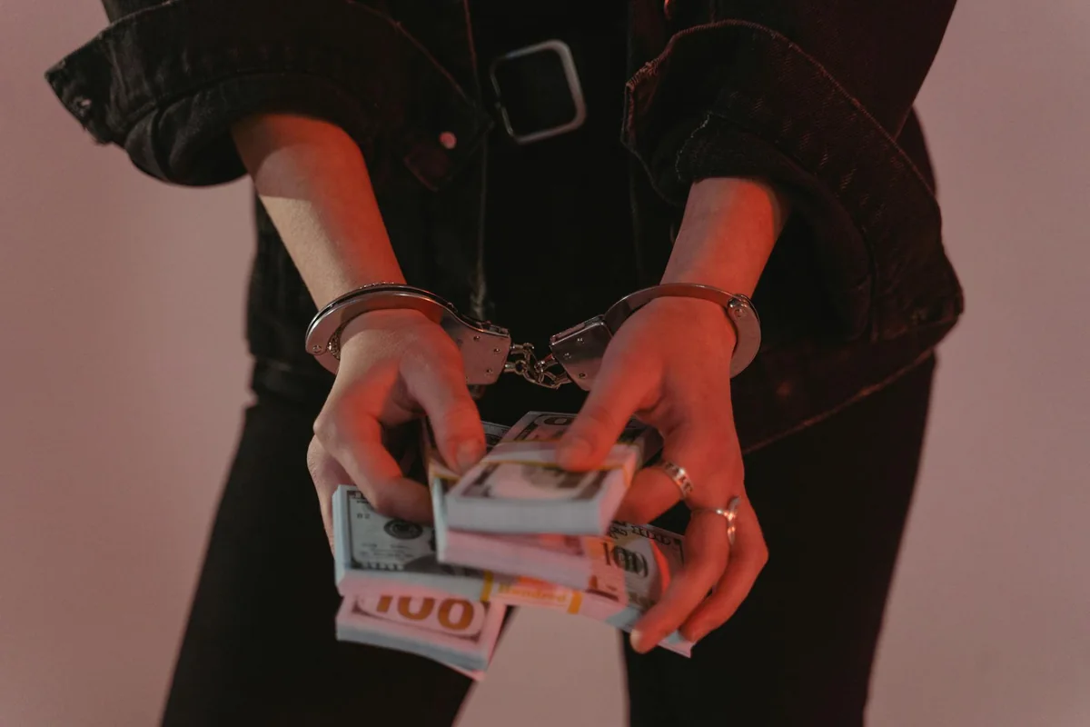 日常治愈题材封面，柔和光线下的生活场景